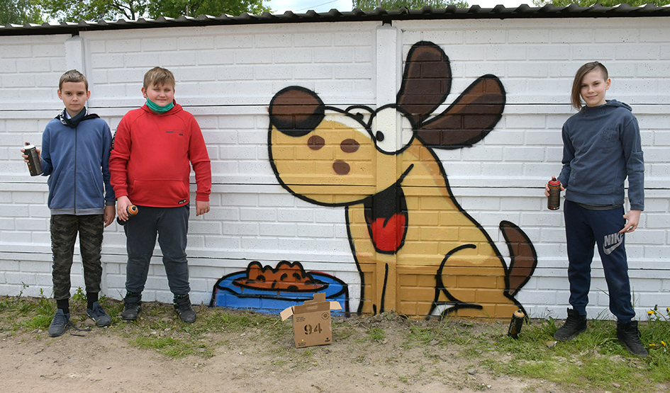 Dzieci, zwierzęta i mural