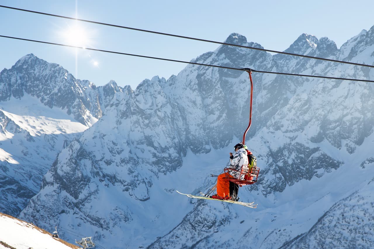 Jak zapewnić sobie i swojej rodzinie bezpieczny wypoczynek na nartach?