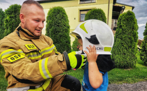 RYZYKUJE swoje życie dla innych. Jak to jest być strażakiem?