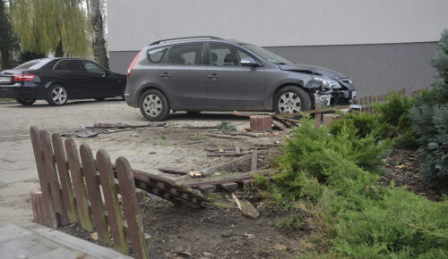 Nietrzeźwa uszkodziła pięć samochodów i staranowała ogródek