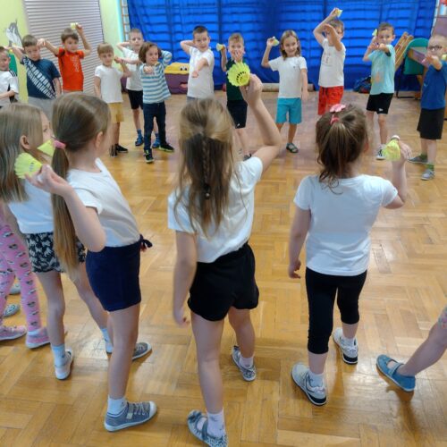 Przedszkolaki zgłębiały tajemnice badmintona
