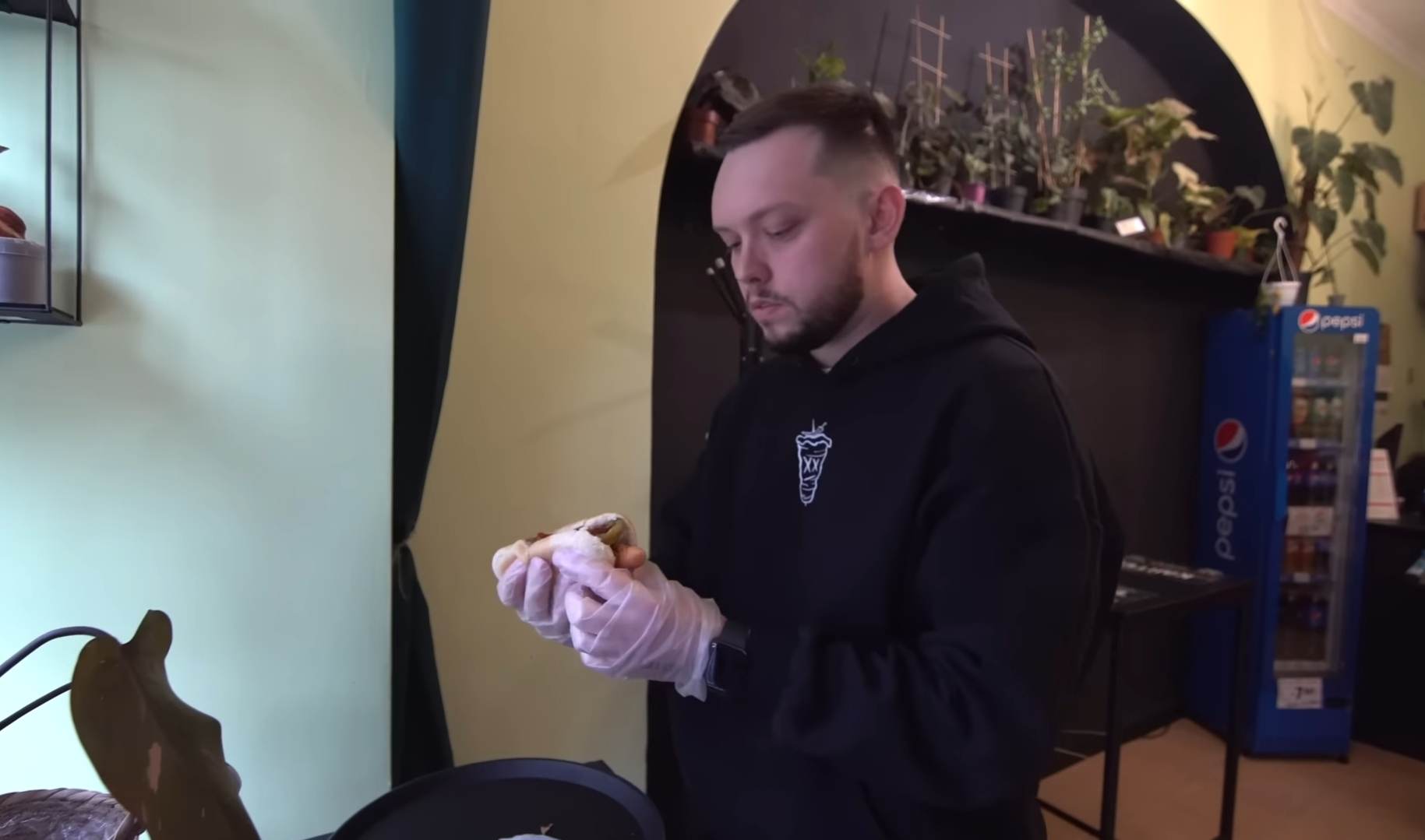 Znany youtuber przyjechał do Pabianic na najostrzejszego hot doga w Polsce