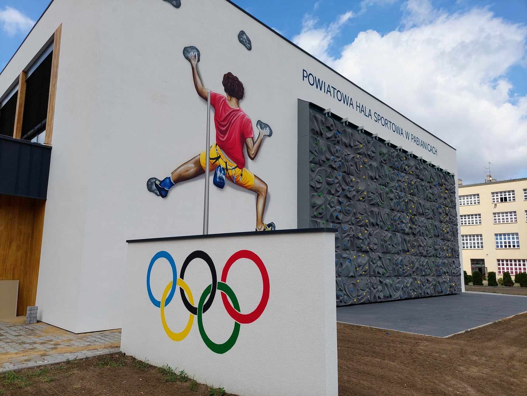 Hala sportowa i murale