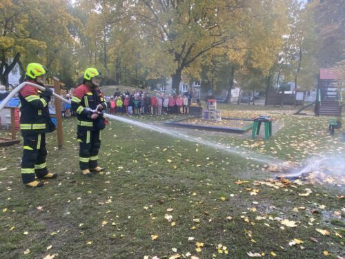 Przedszkolaki, strażacy i ewakuacja