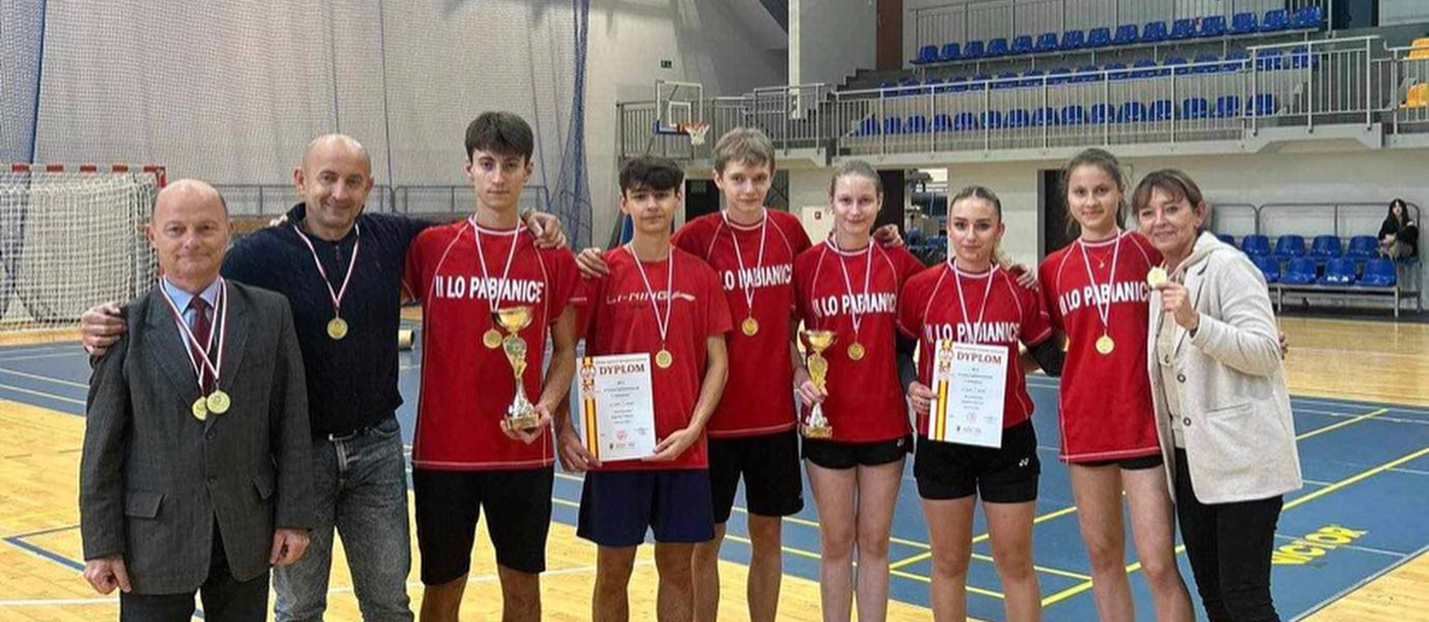 Mistrzowie i mistrzynie badmintona z II LO