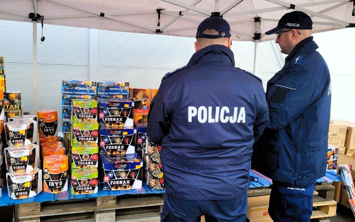 Policjanci kontrolują punkty sprzedaży fajerwerków